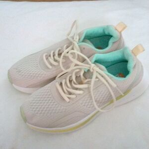 DYKHMATE LIKE new sneakers size 9